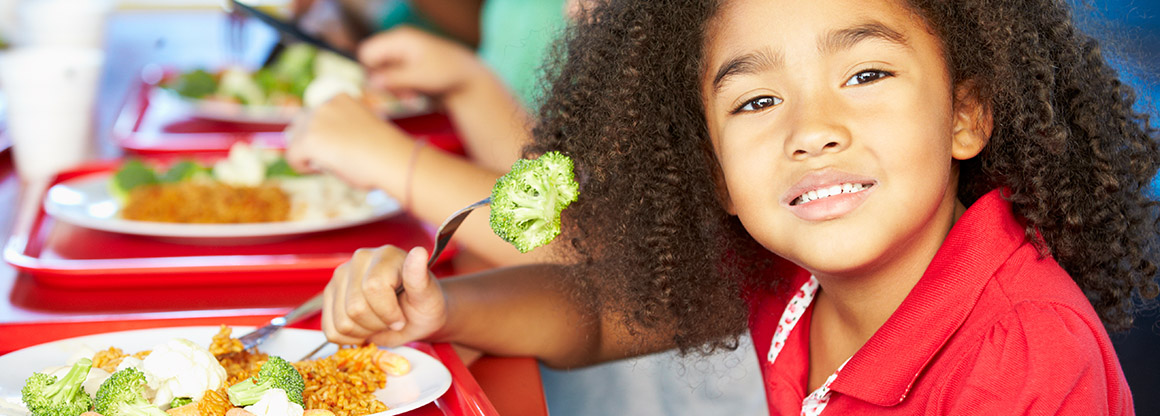 Kid eating broccoli